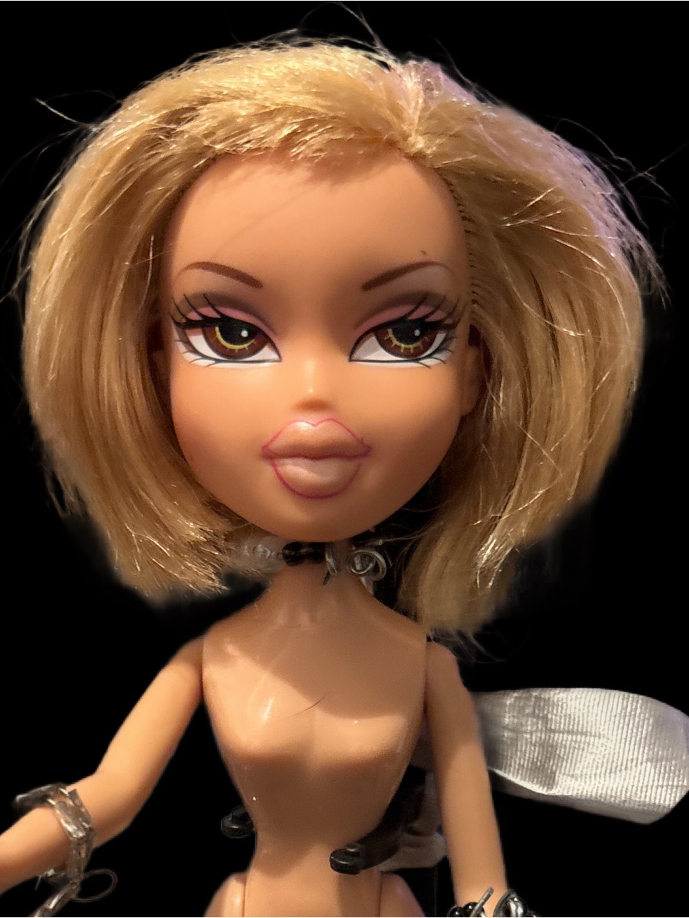 2001 Bratz Original Chloe Blonde Fashion Doll with Pink Makeup - Picture 10 of 13